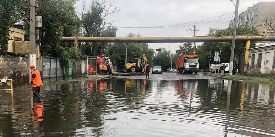 В Одессе более часа длится сильный ливень