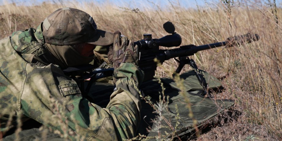 російський снайпер у полі