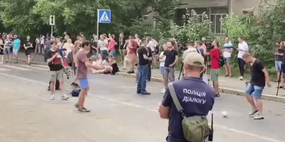 бют відставка, святкування відставки, бют мвс, будівля мвс, стерненко, бют пішов у відставку