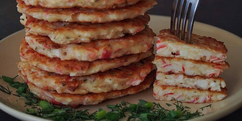 крабовые палочки, крабовые палочки рецепт, простой рецепт, крабовые палочки оладьи, рецепты с крабовыми палочками
