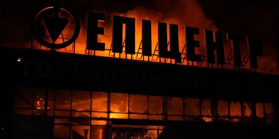 Росіяни атакували "Епіцентр" у Запоріжжі пожежа в "Епіцентрі" у Запоріжжі після російської атаки 12 серпня
