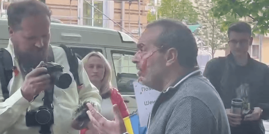 Виктор Шендерович украинские активисты, Виктор Шендерович активисты, Виктор Шендерович пикет, Виктор Шендерович протест, Виктор Шендерович кетчуп