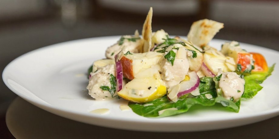 теплый салат с курицей, вкусный салат, салат с курицей и яблоками, рецепт салата
