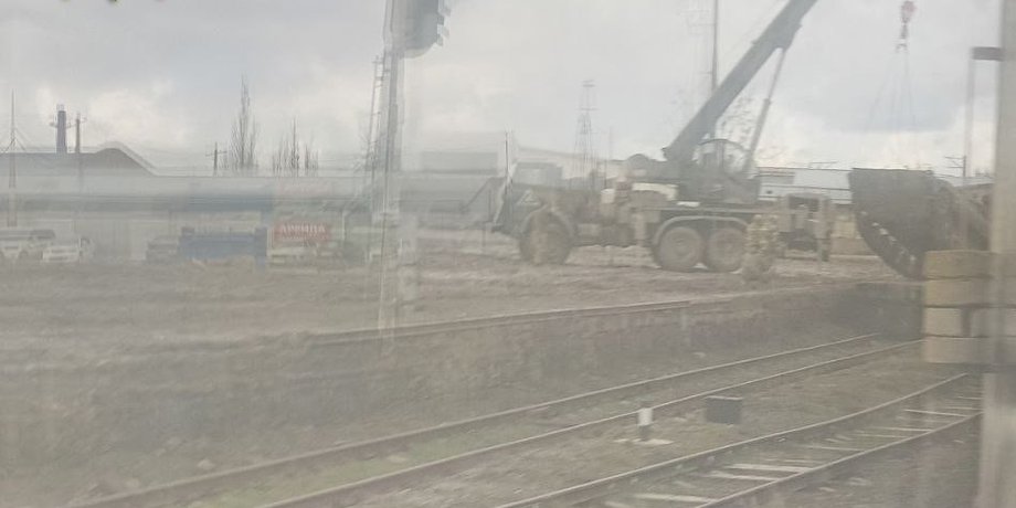 Оккупанты, размещая технику в Крыму, перевернули танк