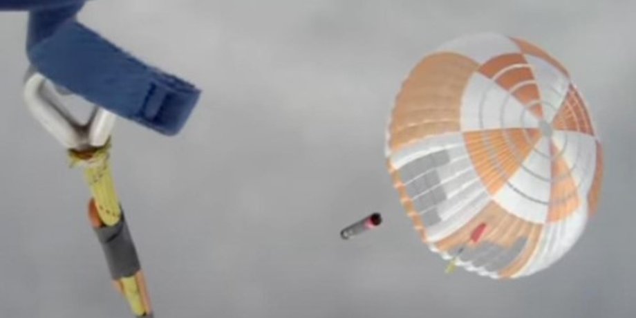 Компании Rocket Lab удалось перехватить с помощью вертолета первую ступень ракеты-носителя в воздухе