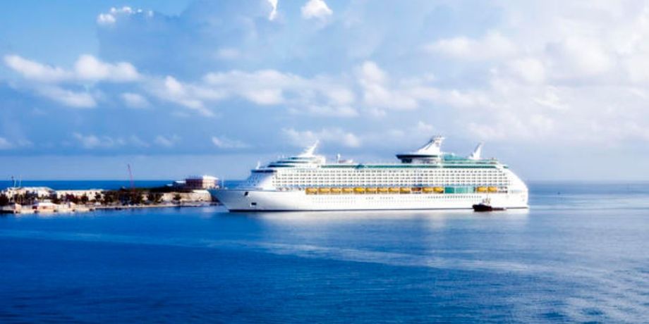 Круизный лайнер Explorer of the Seas пострадал из-за погодных условий, порывы ветра, шторм, инцидент на лайнере