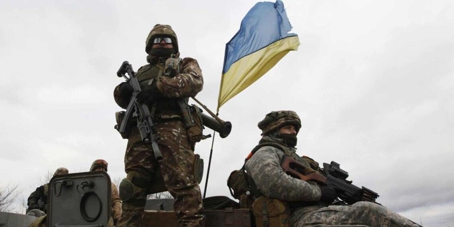 Українські військові під час бойового завдання на фронті