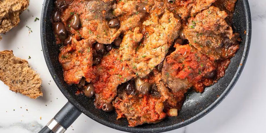 Страчетти, ломтики говядины с томатами и оливками