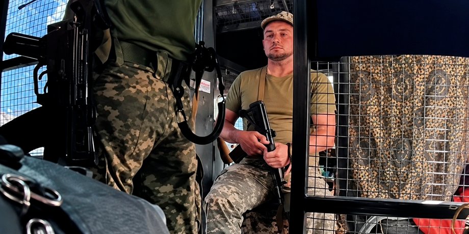 Військовослужбовці супроводжують автобус із мобілізованими, яких везуть до навчального центру