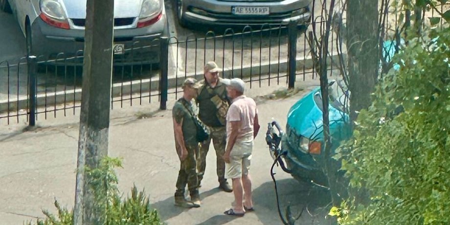 Співробітники ТЦК та цивільні громадяни під час мобілізаційних заходів