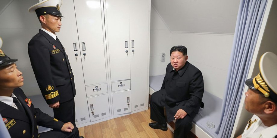 Кім Чен Ин відвідав корабель Choe Hyon