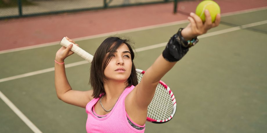 Теннисистка на корте, большой теннис
