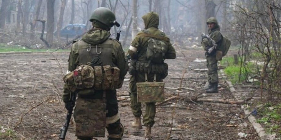 Трое российских военных на позициях