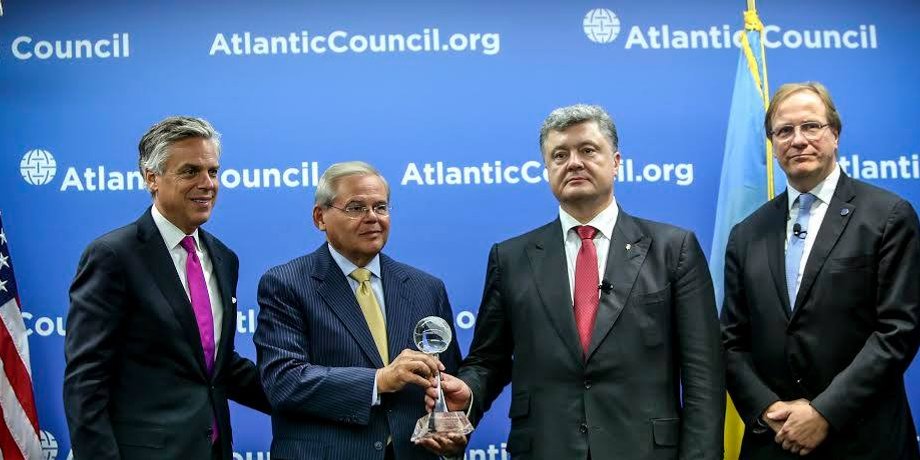 Петр Порошенко получает "Гражданина мира" / Фото: пресс-служба президента