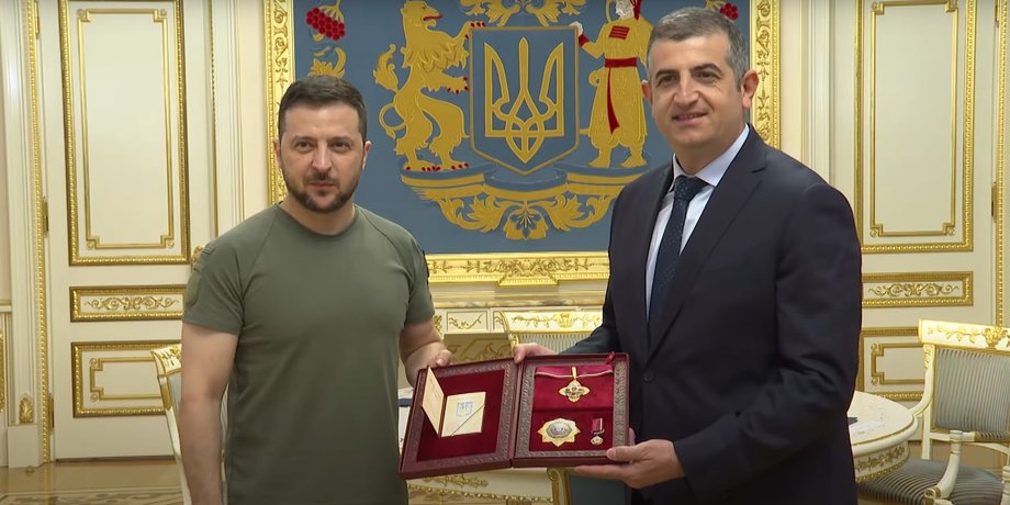 зеленский и байрактар, зеленский вручил орден байрактару