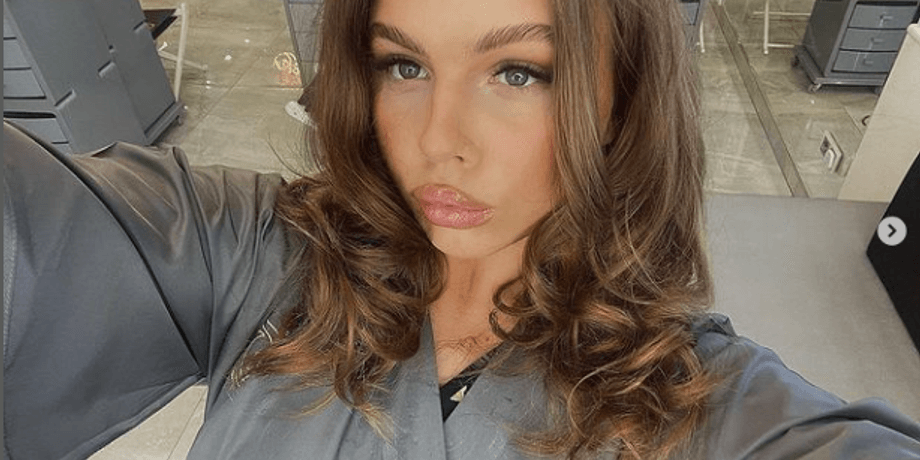 Девушка несмотря на юный возраст уже два года в отношениях