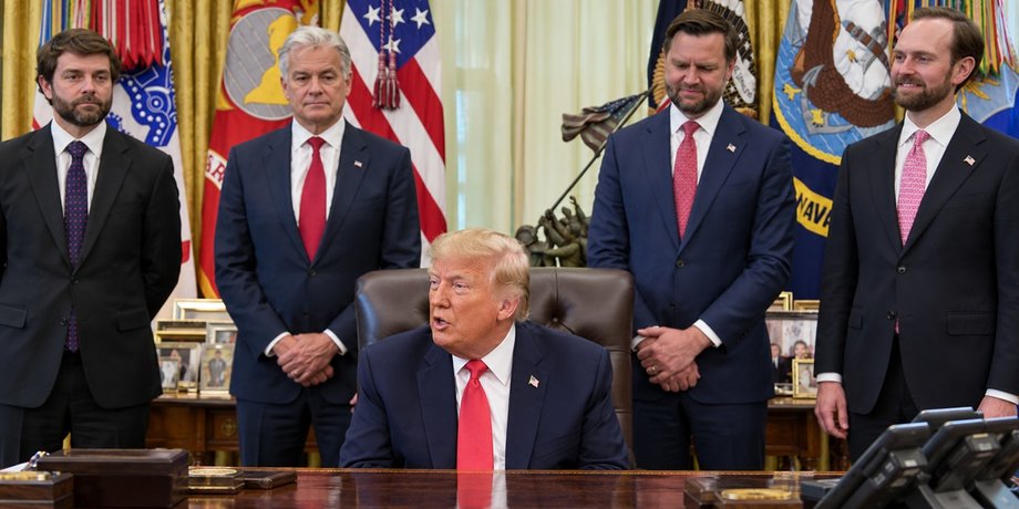 Трамп про провал наступу РФ на Київ і помилку російського генерала Президент США Дональд Трамп робить заяву про танки РФ, які застрягли в багнюці на шляху до Києва у 2022 році
