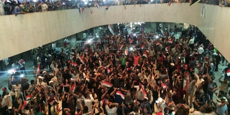 Толпа протестующих ворвалась в парламент Ирака / Фото из открытых источников