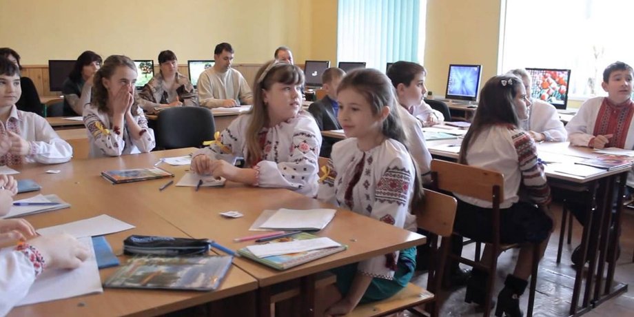 Діти в школі на уроці інформатики