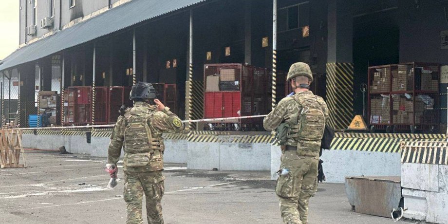 В Киеве на территории сортировочного центра почтового оператора произошел взрыв во время осмотра посылки.