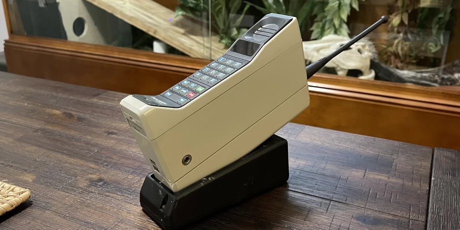 Motorola DynaTAC 8000X — перший мобільний телефон 1983 року