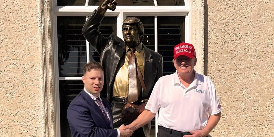 Трамп и статуя