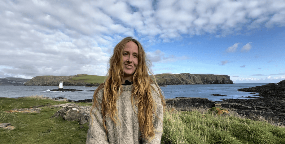 Жінка живе на віддаленому острові, життя на острові, острів Мен, Теля Мен, віддалений острів, не чули про острів, суворі умови