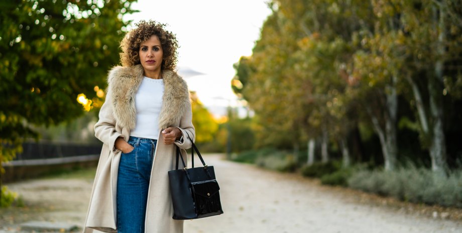 девушка в джинсах