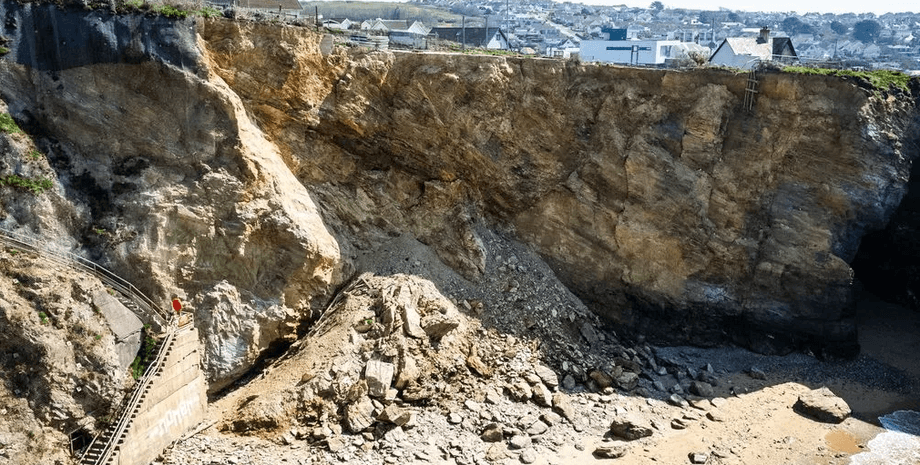 Элитный жилой комплекс постепенно падает в море, оползень, обвал, Великобритания, туризм, строительство, недвижимость