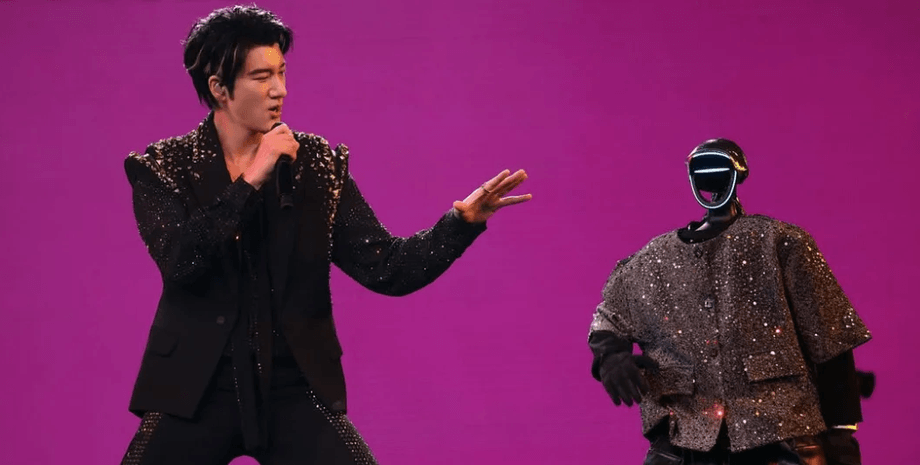 Ван Лихом вивів на сцену гуманоїдних роботів