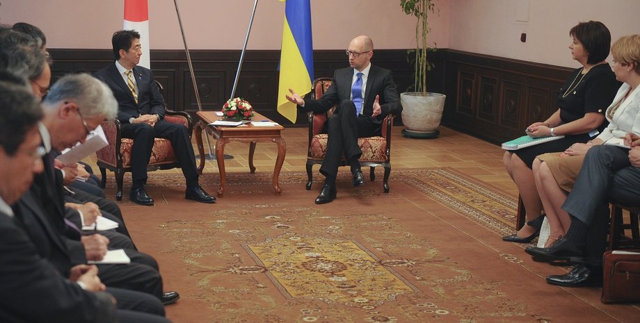 Арсений Яценюк и Синдзо Абэ / Фото пресс-службы Кабмина