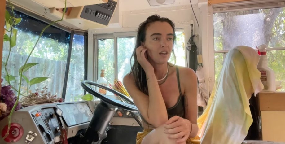 Бывшая модель живет в автобусе, экономит тысячи долларов, жизнь тусовщицы, жизнь в автобусе, старый автобус, модель родила ребенка, бросила все