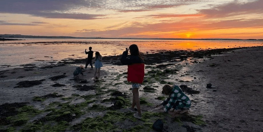 Семья переехала жить на остров, жизнь на острове, отдаленный остров, всего 200 жителей, семья на пляже, отдых на пляже, прилив и отлив