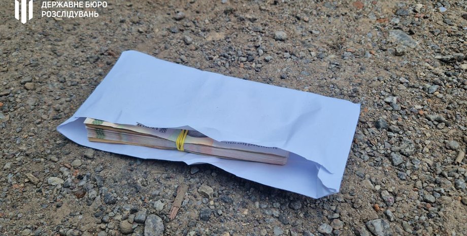 хабар, конверт з хабарем, гроші для хабаря