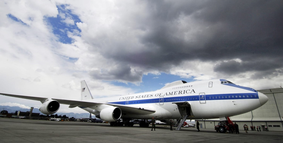 Extenso: los expertos bromean sombríamente de que el gobierno Boeing E-4B en el ...