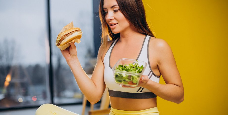 Дівчина тримає бургер