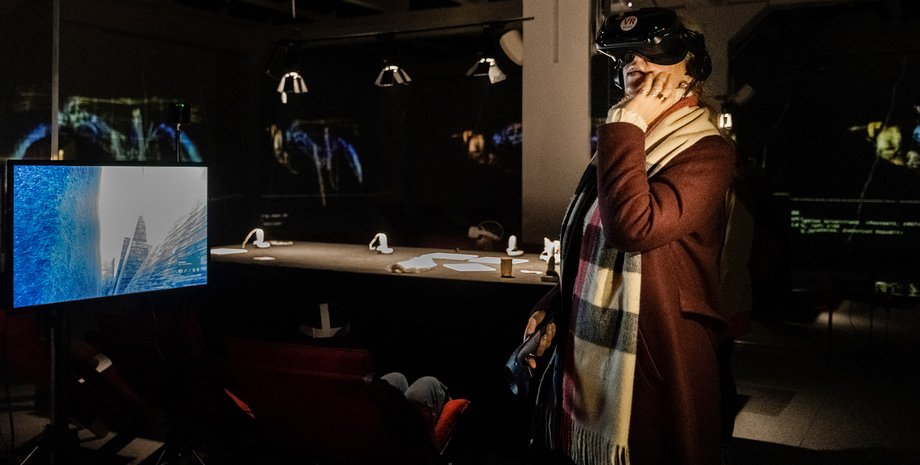 Надев VR-очки, посетительница поразилась видом на пирамиды.