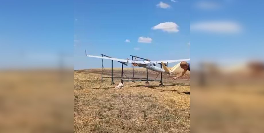 Самолет-носитель Архангел перед запуском