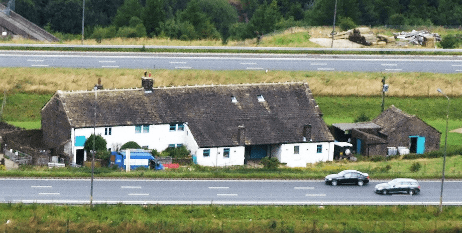 Фермерський будинок Stott Hall Farm, затиснутий між смугами траси M62 через геологічний розлом