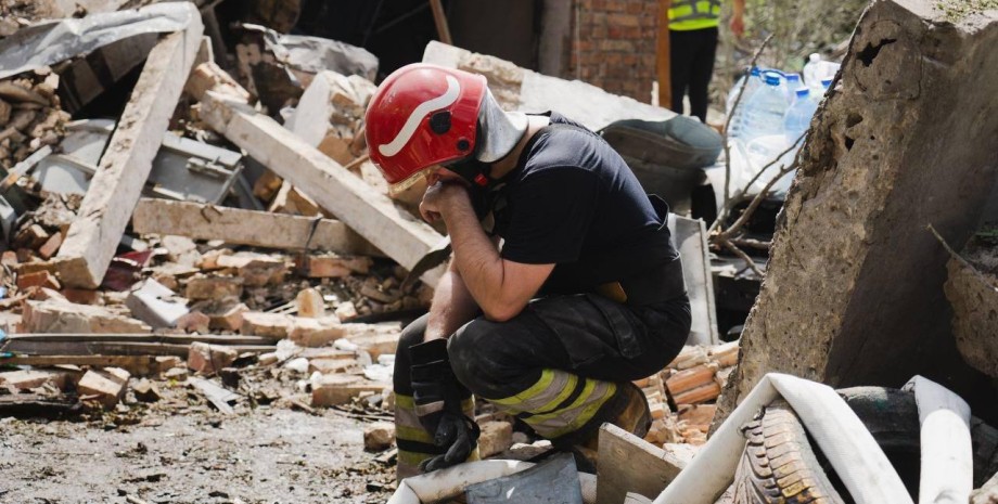 Спасатель плачет ГСЧС, спасатель, Охматдет Киев, удар по Киеву, Киев Охматдет, Охматдет, обстрел Охматдета, Охматдет обстрел, обстрел Киева