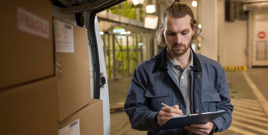 Грузчик хотел опустить стиральную машинку на землю, но что-то пошло не так