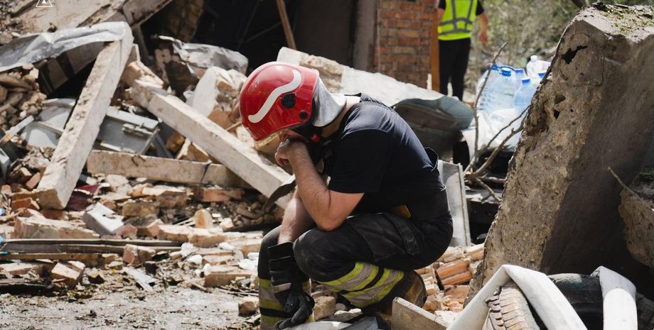 ГСЧС, спасатель, Охматдет Киев, удар по Киеву, Киев Охматдет, Охматдет, обстрел Охматдета, Охматдет обстрел, обстрел Киева