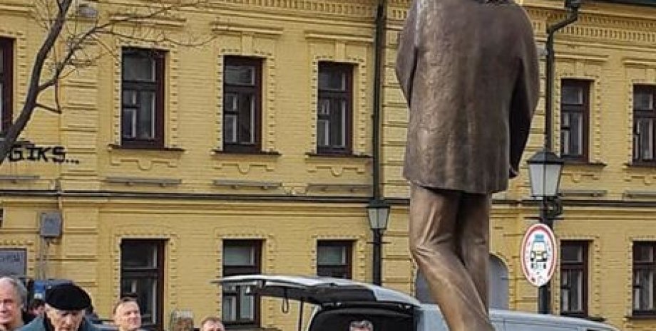 Довгань (слева, в берете) на открытии памятника Вертинскому/Фото: Олена Орос / Facebook