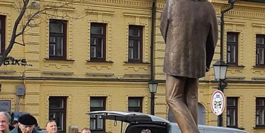 Довгань (слева, в берете) на открытии памятника Вертинскому/Фото: Олена Орос / Facebook