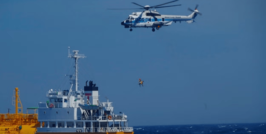 Спасательная операция, унесло в море, женщину заметили моряки, 80 км на надувном круге, вертолет, береговая охрана