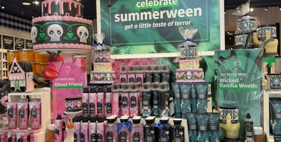 Летний Хэллоуин набирает обороты Зумеры начали новый тренд: теперь они празднуют Хэллоуин посреди лета