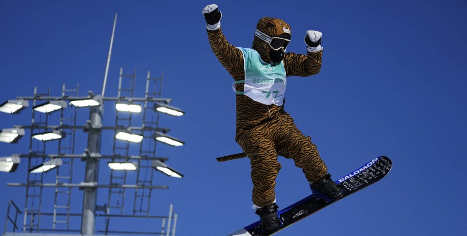Французская сноубордистка, костюм тигра,