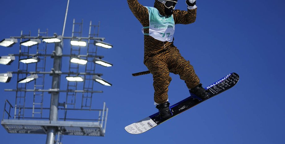 Французская сноубордистка, костюм тигра,