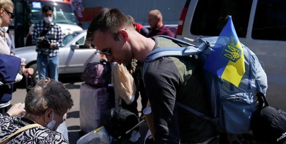 Сколько украинцев 18-22 лет выехали из Украины