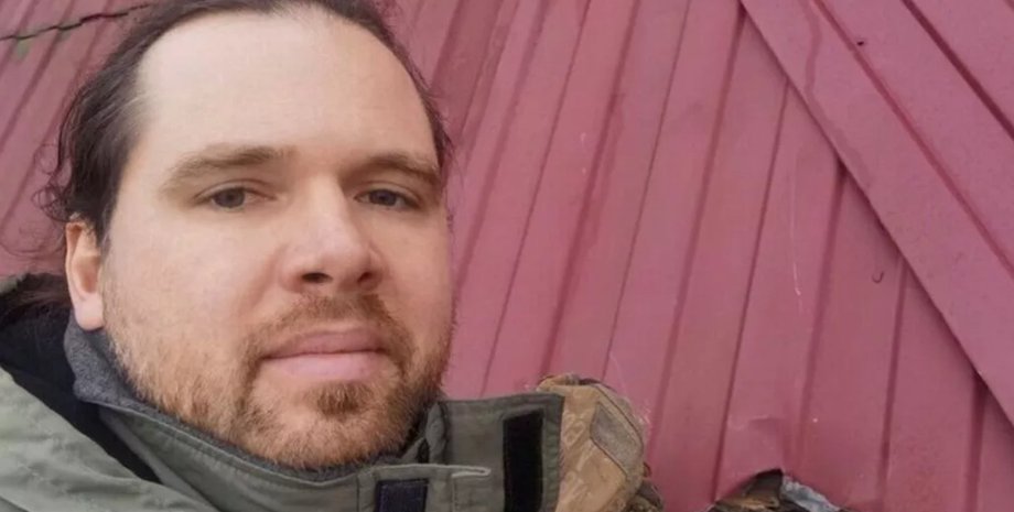 Мужчина показывает дыру в металлической крыше, образовавшуюся после удара фрагмента метеорита